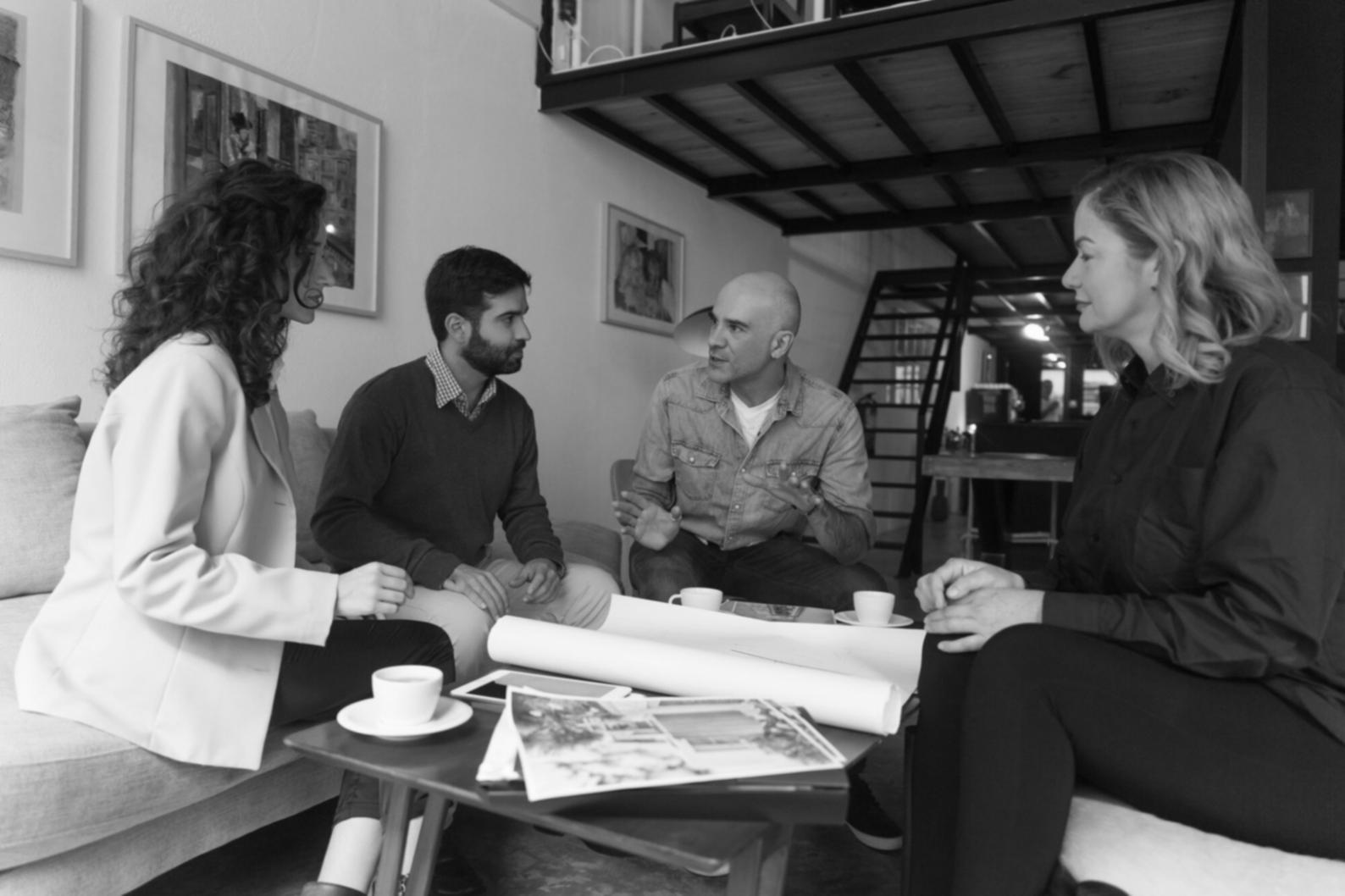 Profesional trabajando en análisis financiero