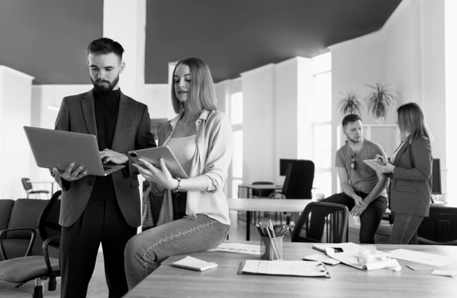 Equipo arozelumari trabajando en análisis financiero